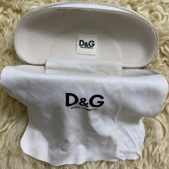 Used Dolce and Gabbana sunglasses pouch slightly damaged - Picture 3 of 3